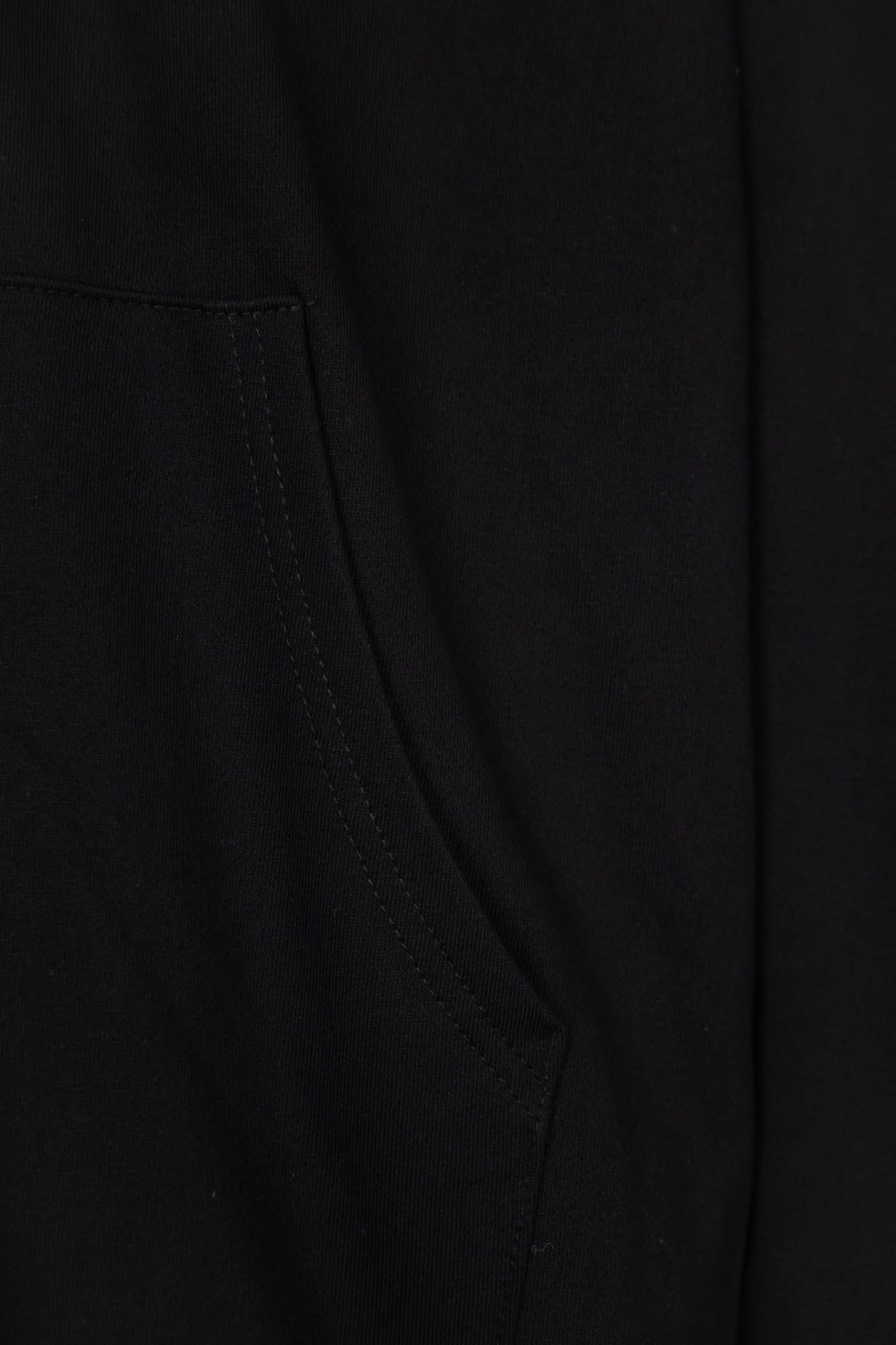 P230 Ralph Lauren/Ralph Lauren Malaysian embroidered zipper cardigan hooded sweatshirt. This sweatshirt is available for everyone in autumn and winter. You can wear it casually no matter how you wear it! ! This hooded sweatshirt is decorated with the simple style that represents Ralph Lauren and is paired with a pony embroidery pattern, which is three-dimensional and full! The solid color fabric paired with exquisite embroidery instantly sets it off! Hooded sports design, loose and casual fit! The overall texture is very strong! Through the pictures, we can feel the thickness and texture of custom-woven and dyed threads. The workmanship is exquisite. They are shipped from major foreign trade factories. They are all made by masters with many years of experience. Everything is of high standards and requirements! Simple and versatile model ~ Made of imported pique cotton fabric, which is super delicate and soft, close to the body without being tied. All fabrics and accessories are original custom-made and of high quality! Perfectly reflects the brand’s sense of superiority! Standard cut, comfortable stretch, unrestricted movement! Highly practical, high-end and classy! Versatile style ~ can be paired with jeans or jogging pants. Ideal for transitioning from your morning commute to weekend events! Size: S-XL Navy Black Gray
